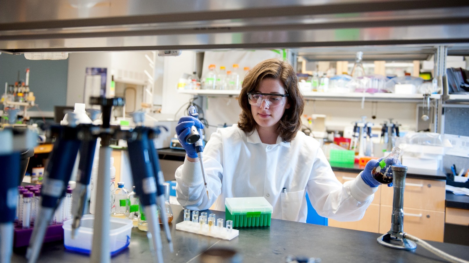 Stephanie at lab bench