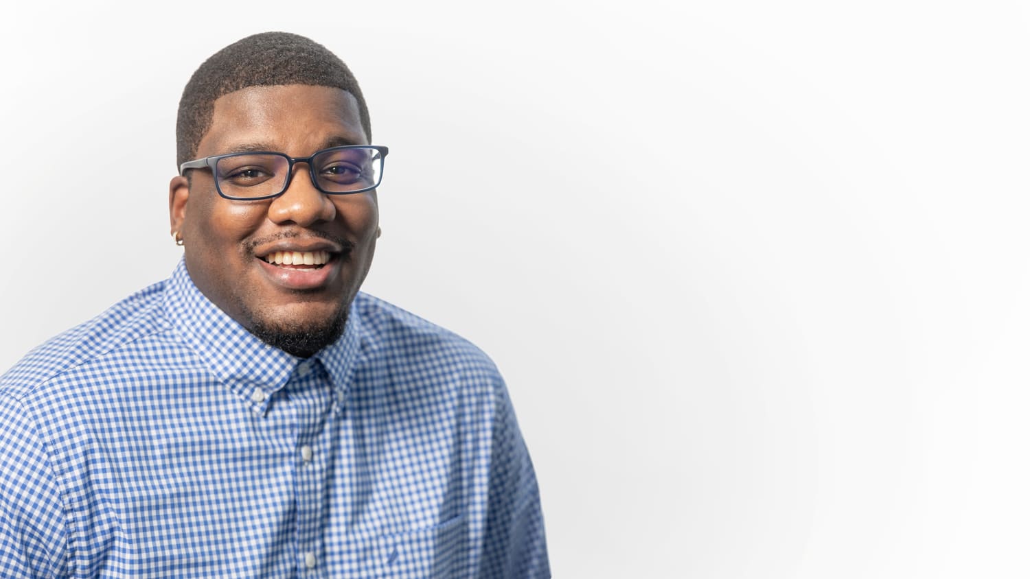 Portrait Bredell Moody in front of a white background.